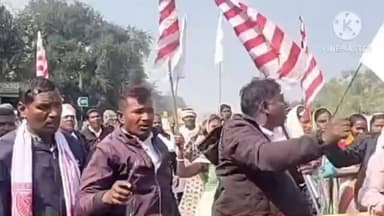 बुंडू: सोमा मुंडा हत्याकांड के विरोध में बुंडू बंद का दिखा व्यापक असर, रांची-टाटा मार्ग बाधित