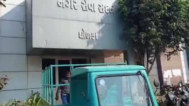 ધોળકા: ધોળકા ખાતે મેઈન બજાર અને ઊંડાપાડા દરવાજા પાસેથી પ્રતિબંધિત પ્લાસ્ટિકનો જથ્થો ઝડપાયો