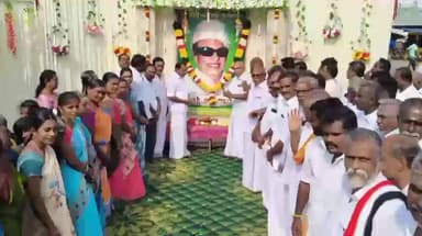 எடப்பாடி: எடப்பாடி முன்னாள் முதல்வர் எம்ஜிஆர் பிறந்த நாள் விழா அன்னதானம் தென்னங்கன்று வழங்கி கொண்டாட்டம்