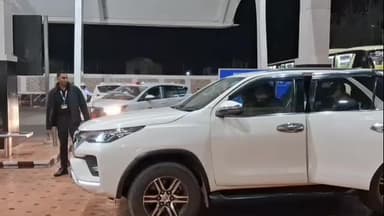 নকশালবাড়ি: বন্দে ভারত ট্রেনের নিরাপত্তা নিয়ে বাগডোগরা বিমানবন্দরে উদ্বেগ প্রকাশ করলেন কেন্দ্রীয় রেলমন্ত্রী অশ্বিনী বৈষ্ণব