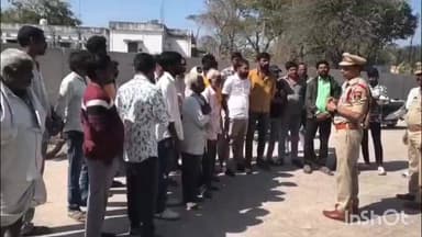 గంగాధర: గంగాధర మండల కేంద్రంలో రోడ్డు సేఫ్టీ పై స్థానికులకు అవగాహన కల్పించిన గంగాధర ఎస్ఐ వంశీకృష్ణ