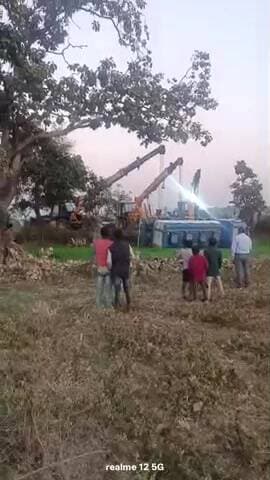 aj ki taja khabar bamnai gao me petrol ka tirak palat Gaya gay ko bachane ki chakar me