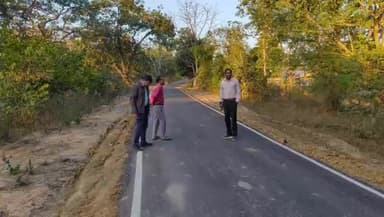 मगरलोड: कलेक्टर अबिनाश मिश्रा ने मगरलोड के ग्राम मोहरा निरई कमारपारा मार्ग का किया स्थल निरीक्षण