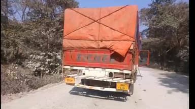 बानो: बानो क्षेत्र में अवैध सखुआ लकड़ी लदा ट्रक बरामद,चालक वाहन छोड़ फरार,वन विभाग द्वारा कारवाई जारी