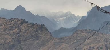 जोशीमठ: आखिरकार एक लंबे अरसे के बाद मौसम ने रंग बदला, चमोली के ऊंचे हिमालयी क्षेत्र में हिमपात ने दी दस्तक