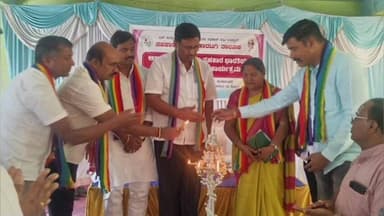 ಕಾರಟಗಿ: ಸಹಕಾರ ಭಾರತಿಯ ಸಂಸ್ಥಾಪನೆ ದಿನಾಚರಣೆ ಗೆ ಇಂದು ಪಟ್ಟಣದಲ್ಲಿ ದೀಪ ಬೆಳಗಿಸುವ ಮೂಲಕ ಉದ್ಘಾಟನೆ