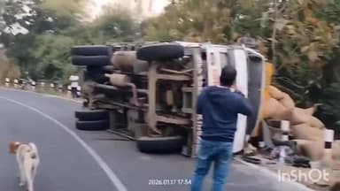 ବୀରମହାରାଜପୁର: ବାଘପାଲି ବାବାଜୀ ନାଳ ନିକଟରେ ଧାନ ବୋଝେଇ ଟ୍ରକ୍ ଦୁର୍ଘଟଣା ଗ୍ରସ୍ତ,ଅଳ୍ପକେ ବର୍ତ୍ତିଲେ ଚାଳକ