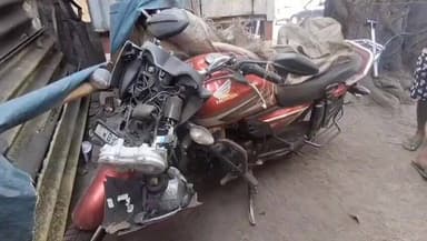 জামুরিয়া: রাজবাড়ির বাবুপাড়া এলাকার বাসিন্দা সুকুমার বন্দ্যোপাধ্যায় গতকাল গভীর রাতে এক মর্মান্তিক সড়ক দুর্ঘটনায় প্রাণ হারান