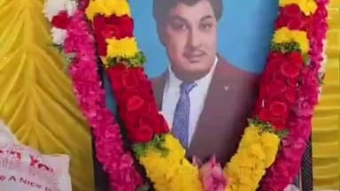 சூளகிரி: காமன்தொட்டியில் எம்ஜிஆர் பிறந்தநாளையொட்டி தூய்மை பணியாளர்களுக்கு நலதிட்ட உதவிகள் வழங்கிய அதிமுகவினர்