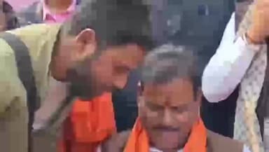 सिंघिया: बिथान पंचायत के वार्ड नंबर 06 के वार्ड सदस्य के पति पर पत्रकारों से मारपीट का गंभीर आरोप