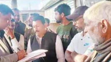 बड़वारा: स्वास्थ्य केंद्र की बिगड़ी व्यवस्था सुधारने के लिए कांग्रेसियों का भूख हड़ताल समाप्त