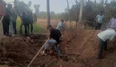 हुसैनाबाद: हुसैनाबाद एसडीओ ने महीनों से बाधित चौवा चट्टान-गारहेगोरया मुख्य सड़क को करवाया बहाल