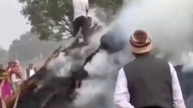 सिमरिया: एदला गांव में पुआल में लगी आग, सब कुछ जलकर राख