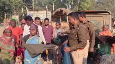 মহম্মদবাজার: শীতকালীন কম্বল বিলি করা হলো মোহাম্মদ বাজার থানার পুলিশের পক্ষ থেকে থানা এলাকার একাধিক গ্রামে গরিব দুস্থ মানুষদের