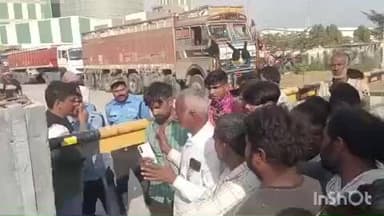 दांतारामगढ़: पलसाना के निजी औद्योगिक क्षेत्र में 6 दिन से अनाज से भरी गाड़ियां फैक्ट्री के बाहर खड़ी, ड्राइवरों ने जताया विरोध