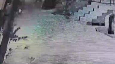 ఏలూరు కొత్తపేట ఏరియాలో వాహనాలకు ఉన్న బ్యాటరీను దొంగలు ఇస్తున్న గుర్తుతెలియని వ్యక్తి దర్యాప్తున పోలీసులు