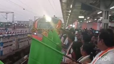 কোচবিহার ১: বন্দে ভারত স্লিপার ট্রেন নিউ কোচবিহার স্টেশনে পৌছলে উপস্থিত ছিলেন কোচবিহারের সংসদ জগদীশচন্দ্র বড়মা বসুনিয়া