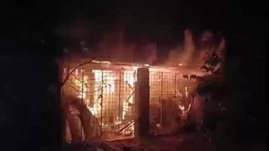 ক্যানিং ১: বাসন্তীর পালবাড়িতে ভয়াবহ অগ্নিকাণ্ড, ঘটনাস্থলে পুলিশ ও দমকল