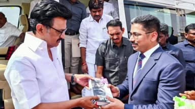 பரமக்குடி: ராமநாதபுரம் மாவட்டத்திற்கு வருகை தந்த தமிழக முதல்வரை பார்த்திபனூர் அருகே மாவட்ட ஆட்சியர் புத்தகம் கொடுத்து வரவேற்றார்