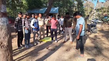 गढ़ाकोटा: ग्राम कुड़ई में भूसे के कमरे से निकला विशालकाय अजगर, गांव में हड़कंप, रेस्क्यू कर रमना जंगल में छोड़ा