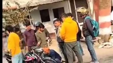 बिक्रमगंज: बिक्रमगंज में स्कूल वैन ने बाइक को टक्कर मारी, चाचा-भतीजा गंभीर रूप से घायल, सासाराम रेफर