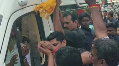 பரமக்குடி: தமிழக முதல்வர் திரு மு க ஸ்டாலின் அவர்களுக்கு பேருந்து நிலையம் உள்ளிட்ட பகுதிகளில் தொண்டர்கள் உற்சாக வரவேற்பு