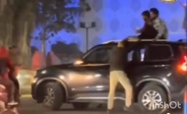 *हिसार :-
आईजी ऑफिस के सामने कार सवारों की गुंडागर्दी,गाड़ी जांच कर रहे पुलिसकर्मी को लटकाकर साथ ले गए गाड़ी सवार #hary...