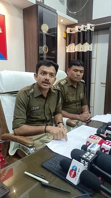 ଜୟପୁର ଟାଉନ୍ ପୋଲିସର ସାମ୍ବାଦିକ ସମ୍ମିଳନୀରେ SDPO ପାର୍ଥ କାଶ୍ୟପ ଓ IIC ଉଲ୍ଲାସ ଚନ୍ଦ୍ର ରାଉତ । ଅପରାଧ କରି ଜାମିନରେ ଯାଇ ପୁଣି ଅପରାଧ କଲ...