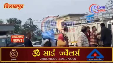 #bilaspurdiaries बिलासपुर बस स्टैंड में शनिवार 1:00 बजे की करीब दो युवक आपस में लड़ाई करते हुए, कुछ ही दूरी पर सिटी पुलि...