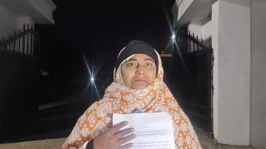 पीड़िता का आरोप बिना नोटिस दिए लेखपाल ने बुलडोजर से गिरवा दिया उसका घर, प्रशासन को मामले का संज्ञान लेना चाहिए मामला रुधौ...