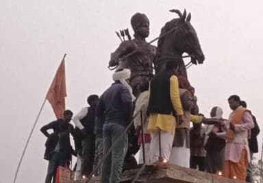 आलापुर: जोलहापुर में पृथ्वीराज चौहान की विशाल प्रतिमा का हुआ अनावरण, लोगों ने सुनाई गौरव गाथा