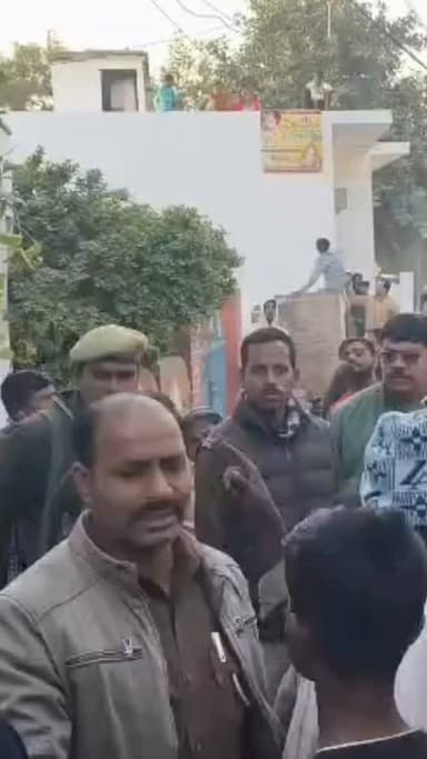 दबंगों ने युवक को पीटा, जातिसूचक गालियों का आरोप, न्याय की गुहार
बस्ती। पुरानी बस्ती थाना क्षेत्र के पाण्डेय बाजार बांस...