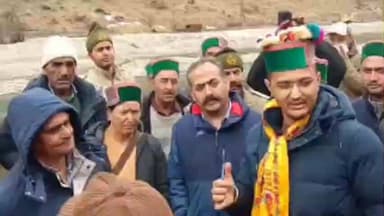 सांगला: कूपा गाँव के जमीनो मे आ रही दरारे,SDM कल्पा ने लोगों की सुनी समस्याएं