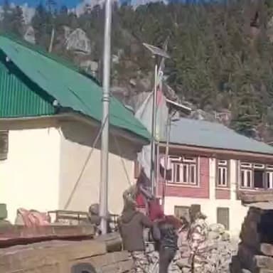 सांगला: चीन सीमांत ग्रामीण इलाकों मे ITBP के जवान लगा रहे स्ट्रीट लाइटे,लोगों को आवाजाही के दौरान नहीं होगी दिक्क़ते