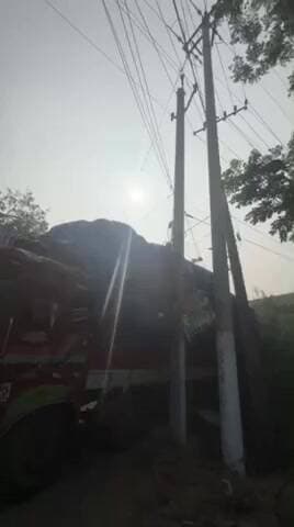 పినపళ్ళలో తప్పిన పెను ప్రమాదం, విద్యుత్ స్తంభాన్ని ఢీకొన్న లారీ