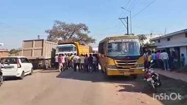 धमतरी: आमदी में हाईवा ने बच्चों से भरी स्कूल बस को मारी जोरदार टक्कर, मौके पर मची बच्चों की चीख-पुकार