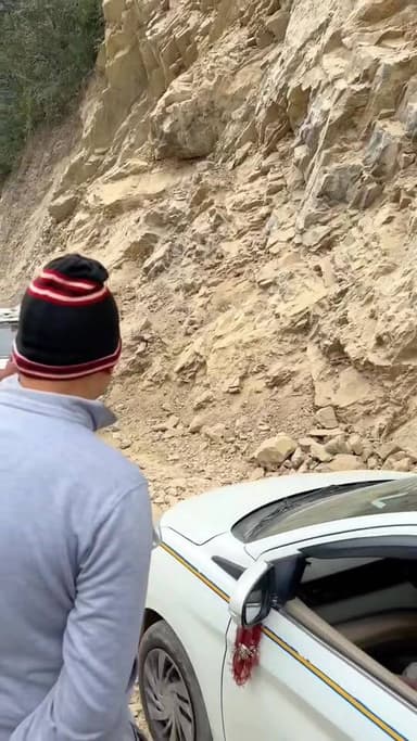 🚨यातायात अपडेट: ऋषिकेश–नीलकंठ मार्ग पर जाम से जनता बेहाल
ऋषिकेश–नीलकंठ मोटर मार्ग पर चल रहे धीमे विकास कार्यों ने याताय...