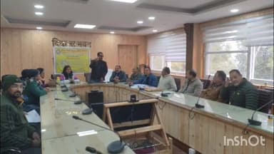 टिहरी: 18 सूत्रीय मांगों के निराकरण के लिए राज्य कर्मचारी संयुक्त परिषद ने विकास भवन में की गेट मीटिंग