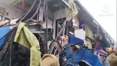 करहल: करहल थाना क्षेत्र के आगरा लखनऊ एक्सप्रेसवे पर ट्रक और डबल डेकर बस की भिड़ंत, एक की मौत और आधा दर्जन यात्री घायल