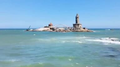 அகஸ்தீஸ்வரம்: தை அமாவாசையை முன்னிட்டு கன்னியாகுமரி முக்கடல் சங்கமத்தில் முன்னோர்களுக்கு பலி தர்ப்பணம் செய்த உறவினர்கள்.