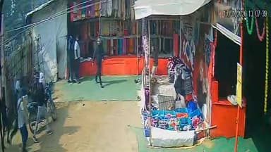 छाता: कस्बा कोसीकला के वूलन मार्केट में दबंगों ने व्यापारियों पर दिनदहाड़े लाठी-डंडों से की मारपीट, घटना का वीडियो वायरल