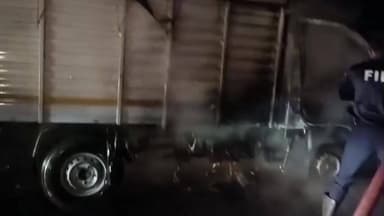 આણંદ: ખંભોળજ સારસા રોડ પર ટેમ્પોમાં અચાનક આગ લાગતા આણંદ ઇમર્જન્સી સર્વિસ દ્વારા ઘટના સ્થળે પહોંચી આગ બુજાવી આપી