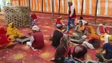 सहतवार थाना क्षेत्र के अंतर्गत बिसौली गांव में चल रहे गायत्री यज्ञ जो 18 से 21 तारीख तक होगा इनका नेतृत्व रामनरेश शर्मा