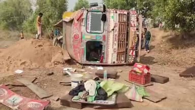 কেশিয়ারি: কেশিয়াড়ীতে নিয়ন্ত্রণ হারিয়ে উল্টে গেল বালি বোঝাই লরি,প্রাণে বাঁচলেন দু'জন!