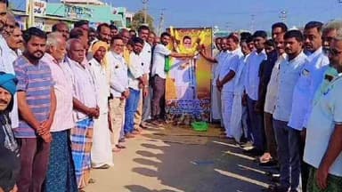 బీర్కూర్: బీర్కూర్ లో మాజీ ముఖ్యమంత్రి నందమూరి తారక రామారావు వర్ధంతి, పూలమాలలు వేసి నివాళులర్పించిన : అభిమానులు