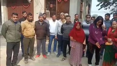 खुर्जा: आवास विकास कॉलोनी के स्थाई निवासियों ने भू माफियाओं के खिलाफ किया प्रदर्शन