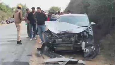 चिड़ावा: चिड़ावा-सिंघाना रोड पर तीन वाहनों के बीच हुई भीषण टक्कर, बाइक सवार दो युवकों की हालत गंभीर