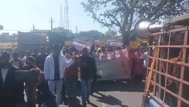 पालकोट: सोमा मुंडा हत्याकांड: देवव्रत नाथ शाहदेव की गिरफ्तारी के विरोध में पालकोट बंद