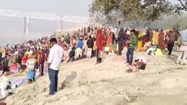 मांझी: मौनी अमावस्या पर प्रतिबंध के बावजूद रामघाट पर उमड़ी श्रद्धालुओं की भीड़