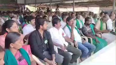 பல்லடம்: விவசாயிகள் சங்க நிர்வாகிகள் கைது செய்யப்பட்டதற்கு கண்டனம் தெரிவித்து அவிநாசி பாளையத்தில் விவசாயிகள் உண்ணாவிரத போராட்டத்தில் ஈடுபட்டனர்